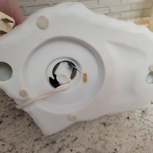 Avon White Angel Table Lamp Figurine Playing Harp 7" Tall Plug-In Electric Light - Picture 5 of 6